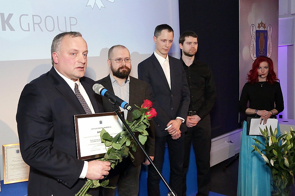 LZA korespondētājloceklis Guntis Bārzdiņš (no kreisās) kopā ar LU Matemātikas un informātikas institūta ekspertiem Didzi Goško, Pēteri Paikenu un Normundu Grūzīti lietišķajā zinātnē ieguva balvu par precīzu datorizētu semantiskās analīzes tehnoloģiju.