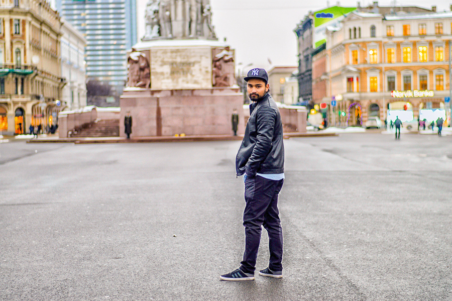 Dilprīts Singhs ir students no Indijas, kurš mācās RTU. Viņš šeit ir pirmo gadu, bet jau saskāries ar dažādām ikdienišķām problēmām, piemēram, meklējot dzīvesvietu. – Man ir sajūta, ka cilvēki nelabprāt izīrē dzīvokļus ārzemniekiem. Viņu arguments ir – “nekādu studentu”, bet man šķiet, ka tas tomēr ir tādēļ, ka esmu indietis.
