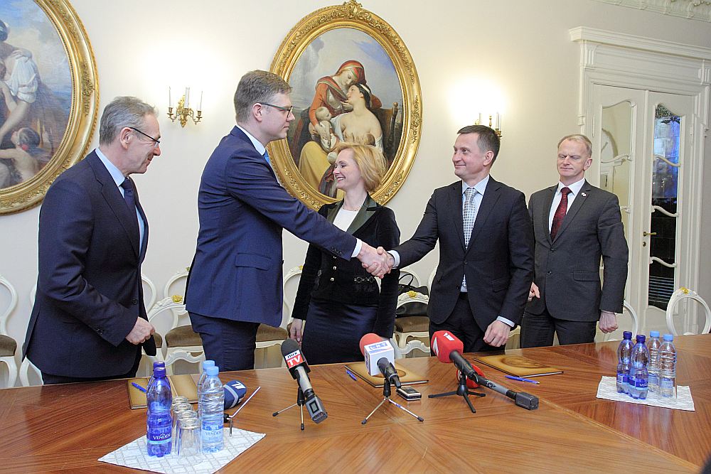 Labējās partijas vārdos solījušas Rīgas domē nesadarboties ar “Saskaņu” un “GKR”, bet, lai kādam pēc vēlēšanām tomēr nerastos kārdinājums “krist grēkā”, vakar politiķi parakstīja arī rakstisku apņemšanos. No kreisās: “Vienotības” priekšsēdētājs Andris Piebalgs, mēra amata kandidāts Vilnis Ķirsis, NA mēra amata kandidāte Baiba Broka, ZZS priekšsēdētājs un Rīgas saraksta līderis Armands Krauze un NA līdzpriekšsēdētājs Gaidis Bērziņš.