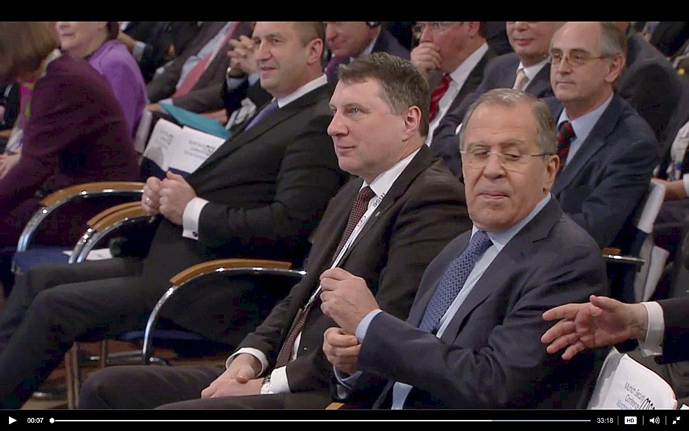 Minhenes drošības konferencē Latvijas Valsts prezidents Raimonds Vējonis kādā brīdī sēdēja blakus Krievijas ārlietu ministram Sergejam Lavrovam, taču abas amatpersonas viena pret otru ieturējušas distanci.