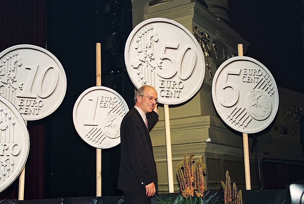 Toreizējais finanšu ministrs Gerits Zalms 1997. gadā prezentē eiro monētas Amsterdamā.