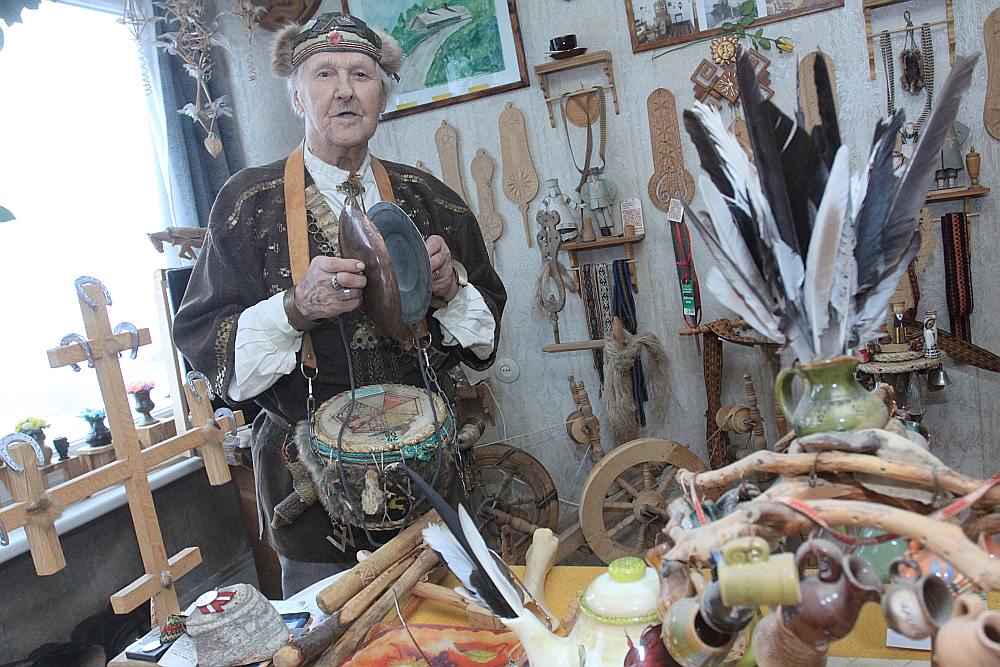 Valdi Orlovu viņa skaistā tautastērpa dēļ mēdz dēvēt par Tukuma Lāčplēsi. Viņam pašam tas ļoti patīk.