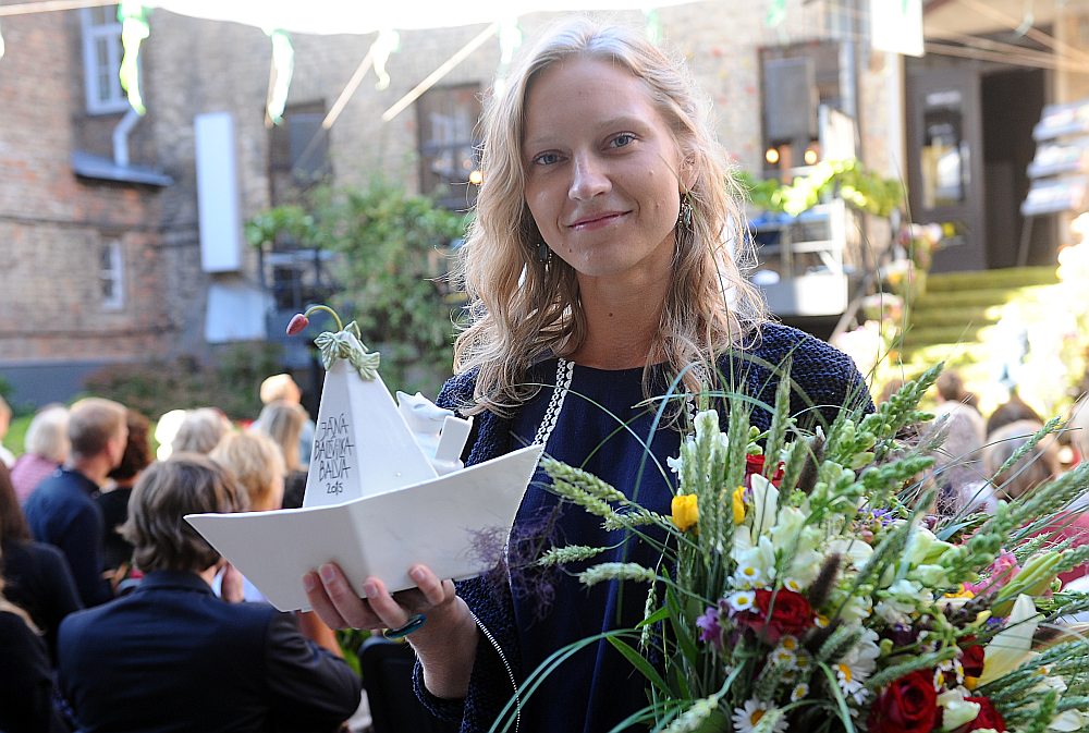 Rakstniece Luīze Pastore ar 2015. gadā iegūto Starptautisko Jāņa Baltvilka balvu bērnu literatūrā un grāmatu mākslā.