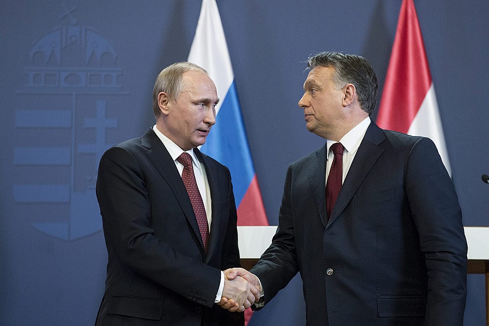 Analītiķi atzīmē, ka Krievijas prezidents Vladimirs Putins (no kreisās) dodas uz Budapeštu, lai tiktos ar eiroskeptiski noskaņotas ES dalībvalsts vadītāju Ungārijas premjerministru Viktoru Orbānu, kas varētu palīdzēt Kremlim ES sankciju atcelšanā.