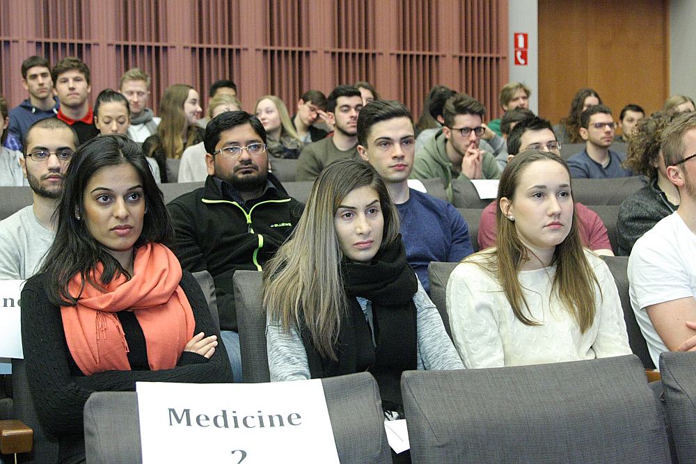 Starp valsts augstskolām visplašākās studiju iespējas angļu valodā ir Rīgas Stradiņa universitātē. Attēlā: tikko ziemas uzņemšanā augstskolā ieskaitītie medicīnas studenti no ārvalstīm.