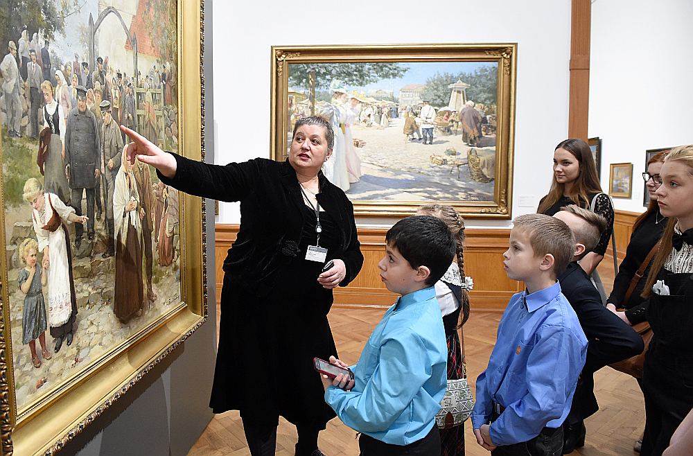 Latvijas Valsts simtgades lielākā projekta “Latvijas skolas soma” dalībnieki vakar devās ekskursijā pa Latvijas Nacionālo mākslas muzeju.