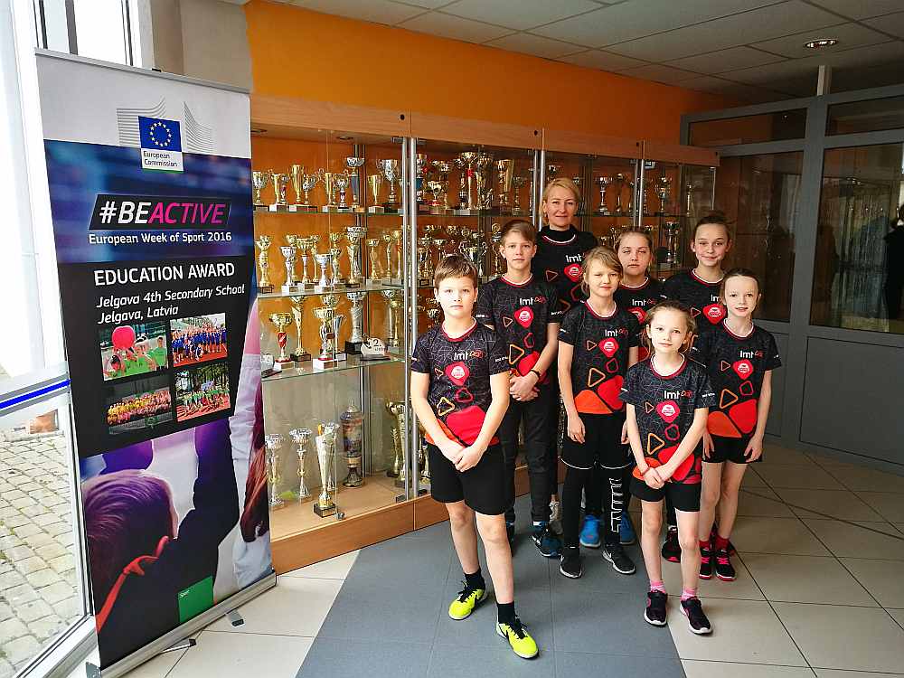 Jelgavas 4. vidusskola 2016. gadā saņēma Eiropas Komisijas sporta izcilības balvu kā viena no sportiskākajām skolām Eiropā. Attēlā: septiņi no desmit “Sporto visa klase” 3. un 5. klašu skolēniem, kuri izmēģināja “Garmin” viedaproces. Aizmugurē – sporta skolotāja Nataļja Gorškova.