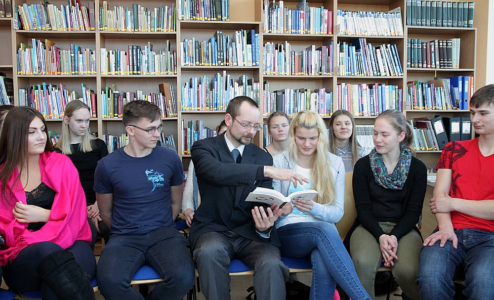 Tiekoties ar dzejnieku Māri Salēju, Valmieras Pārgaujas ģimnāzijas 10.c klase atzina, ka interesi par atsevišķām grāmatām var radīt visdažādākās lietas – no vienaudžu ieteikumiem līdz pat datorspēlēm ar literāro darbu varoņiem vai elementiem.