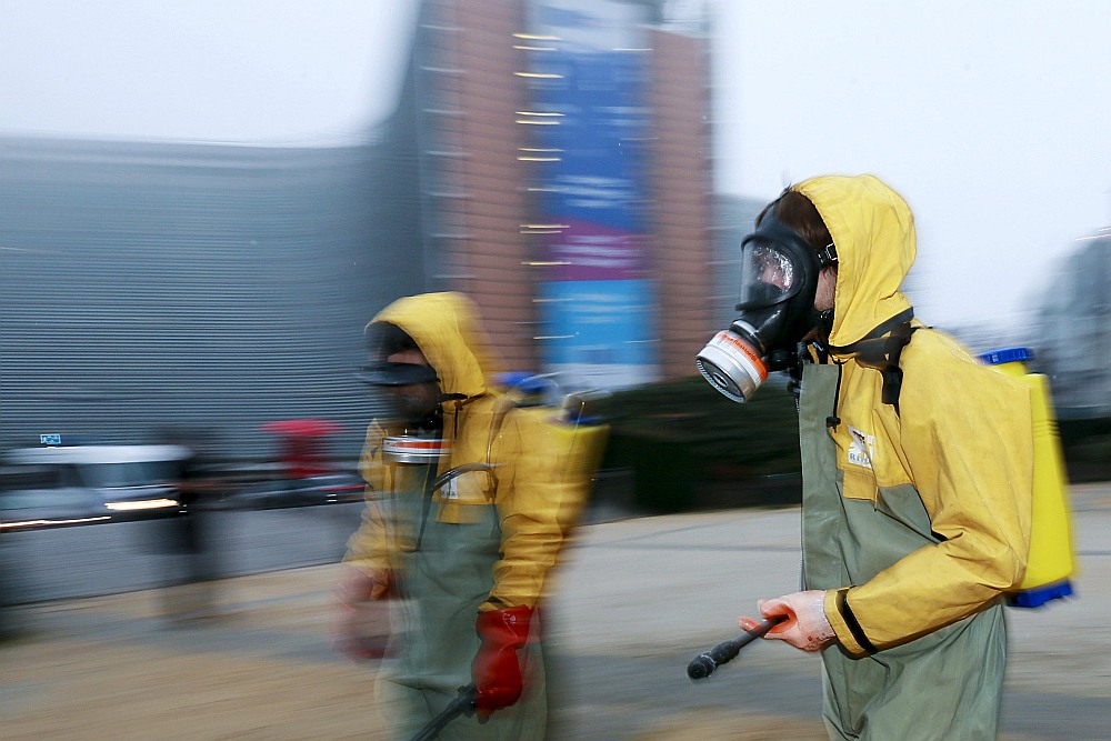 Dabas aizsardzības organizācijas “Greenpeace” aktīvisti izsmidzina viltus pesticīdus Šūmaņa laukumā pie Eiropas institūciju mītnēm Briselē. Protests organizēts, lai veicinātu Eiropas pilsoņu iniciatīvu aizliegt glifosātu un reformēt pesticīdu apstiprināšanas procedūru.