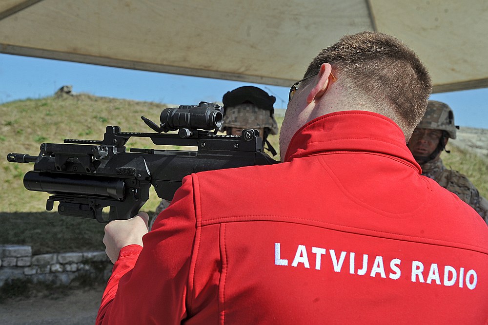 Latvijas Radio darbinieki sākuši nepiekāpīgu cīņu par atalgojuma pārskatīšanu, pretējā gadījumā draudot pat ar klusumu ēterā. Attēlā: radio korespondents, veidojot reportāžu par bruņutehnikas iegādi Latvijas armijai.