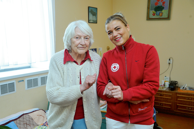 “Stūrīšu” kliente Grieta Meldrāja un sociālā rehabilitētāja Laura Šneidere saprotas ļoti labi. Laura te strādā jau astoņus gadus un ir pārliecināta, ka bez mīlestības un patikas šo darbu nevar veikt.