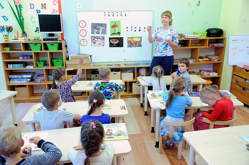 Gan vecāki, gan bērnu attīstības speciālisti bažījas, ka sešgadnieki nevarēs nosēdēt solā 40 minūtes.