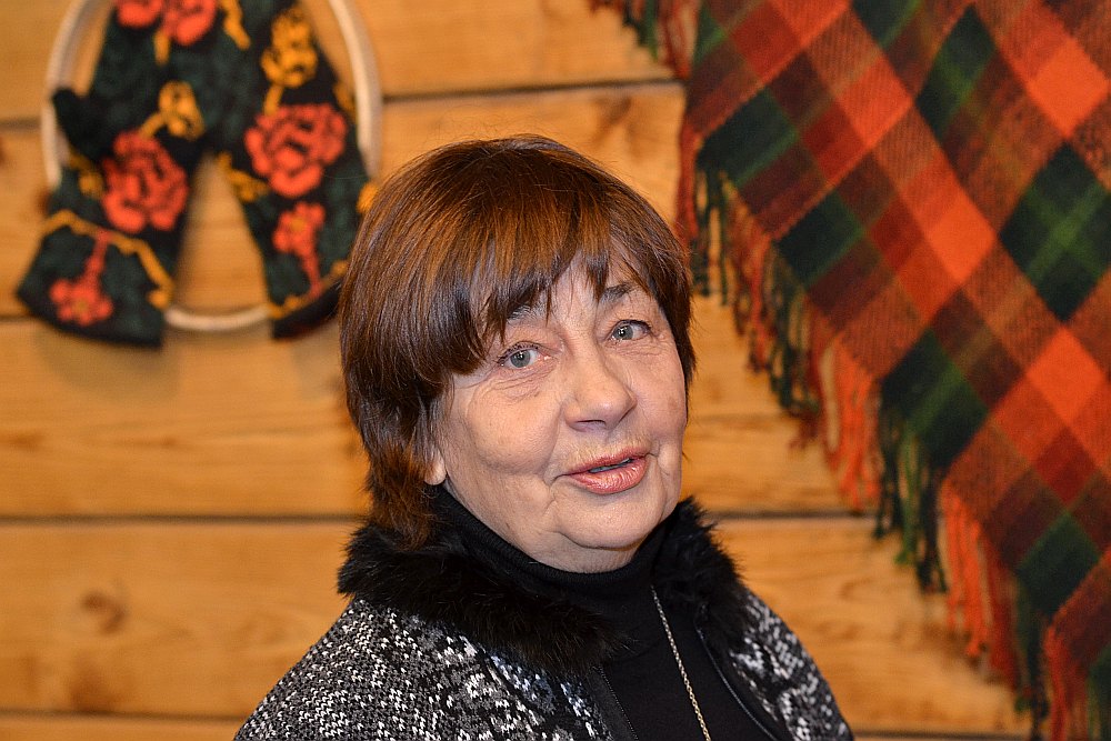 “Vienmēr jābūt formā, jābūt laipnam. Mājās varbūt savējos sarāj, papuksti, bet cilvēkos tā nevar,” spriež Ināra Kalnarāja.