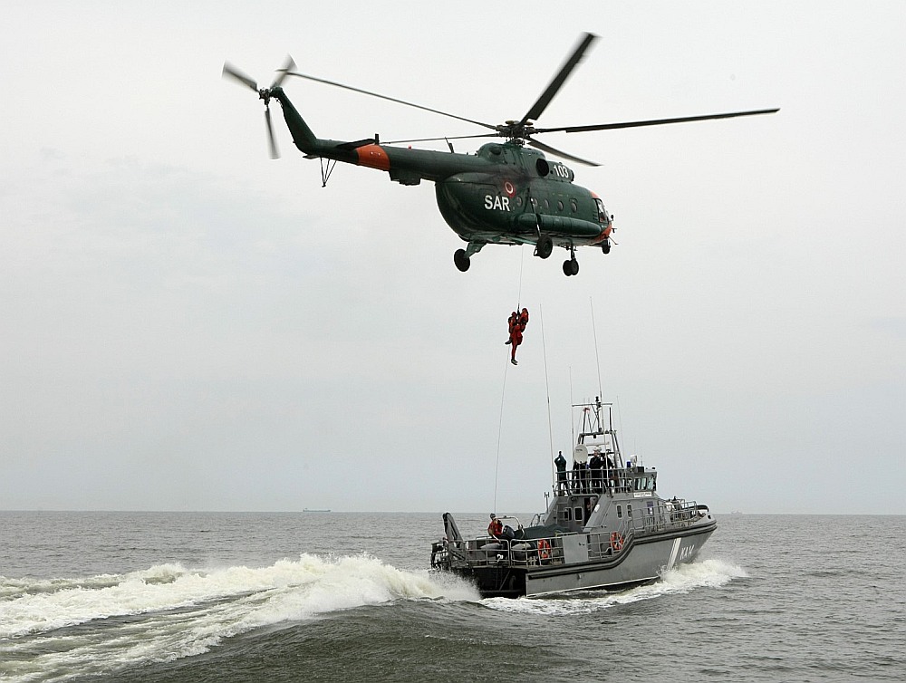 Jūras spēku flotiles kuģu glābēji regulāri trenējas kopā ar helikopteru ekipāžām, lai reālos apstākļos būtu gatavi jūrā izglābt cilvēkus. Kuģu komandas gatavība operācijām – 15 minūtes dienā, pusotra stunda naktī.