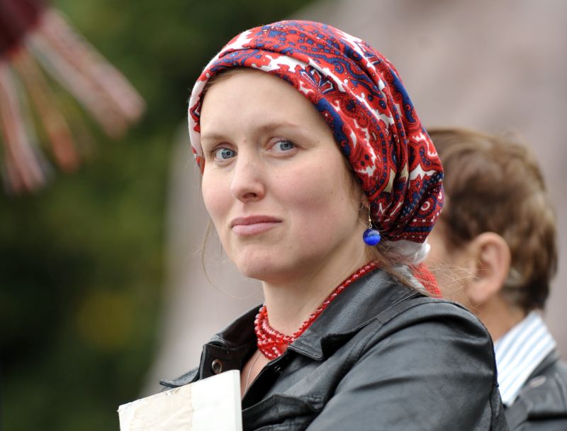 Andra Manfelde ir uzrakstījusi ne tikai vēsturisku romānu, bet arī psiholoģisku attiecību trilleri un mīlas romānu vienlaikus. Attēlā: Dzejas dienu balvas pasniegšanā Esplanādē pie Raiņa pieminekļa.