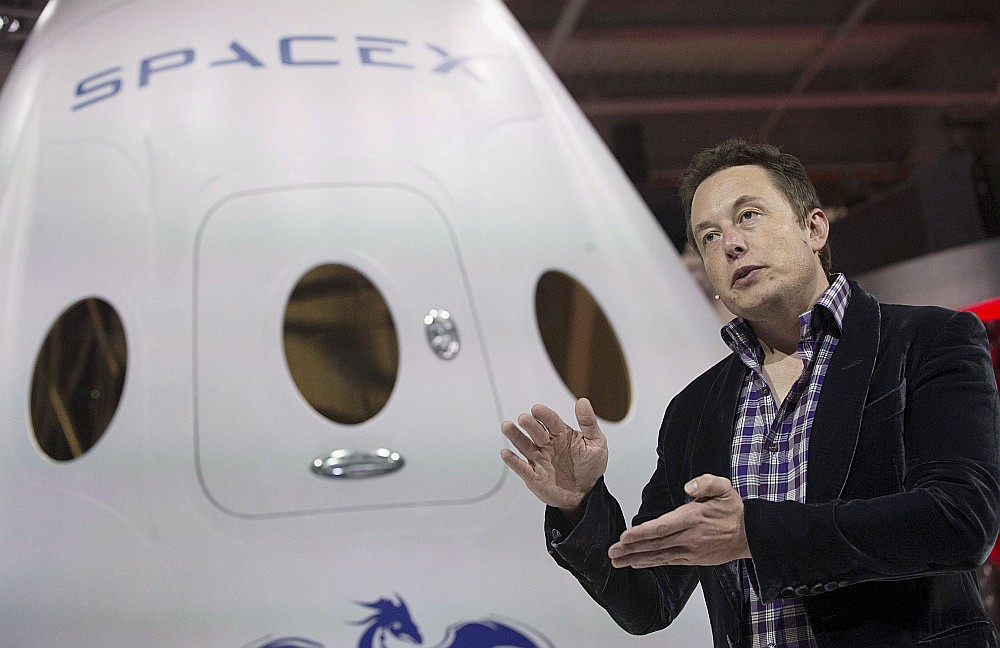 Tūristi ceļojumā dosies ar “SpaceX” jauno kosmosa kuģi “Crew Dragon”, kura pirmais izmēģinājuma lidojums paredzēts šogad, paziņoja kompānijas vadītājs Īlons Masks.
