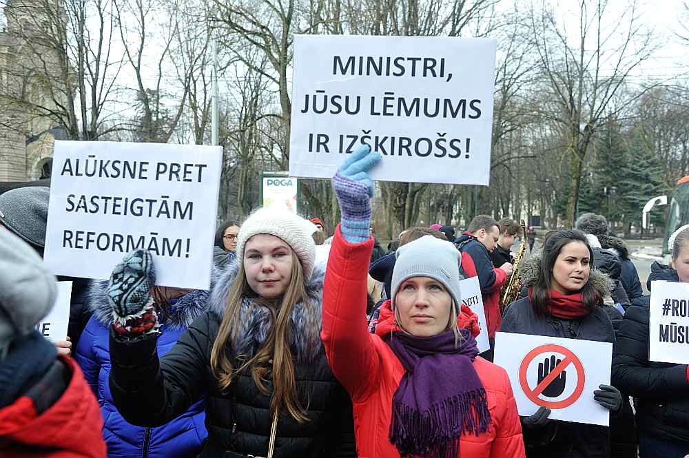 Jau vairākas nedēļas otrdienās valdības sēžu laikā pie Ministru kabineta notiek pretesta akcijas pret plānoto Rīgas Pedagoģijas un izglītības vadības akadēmijas likvidāciju. Ministri aizvien vēl nav gatavi galalēmuma pieņemšanai.