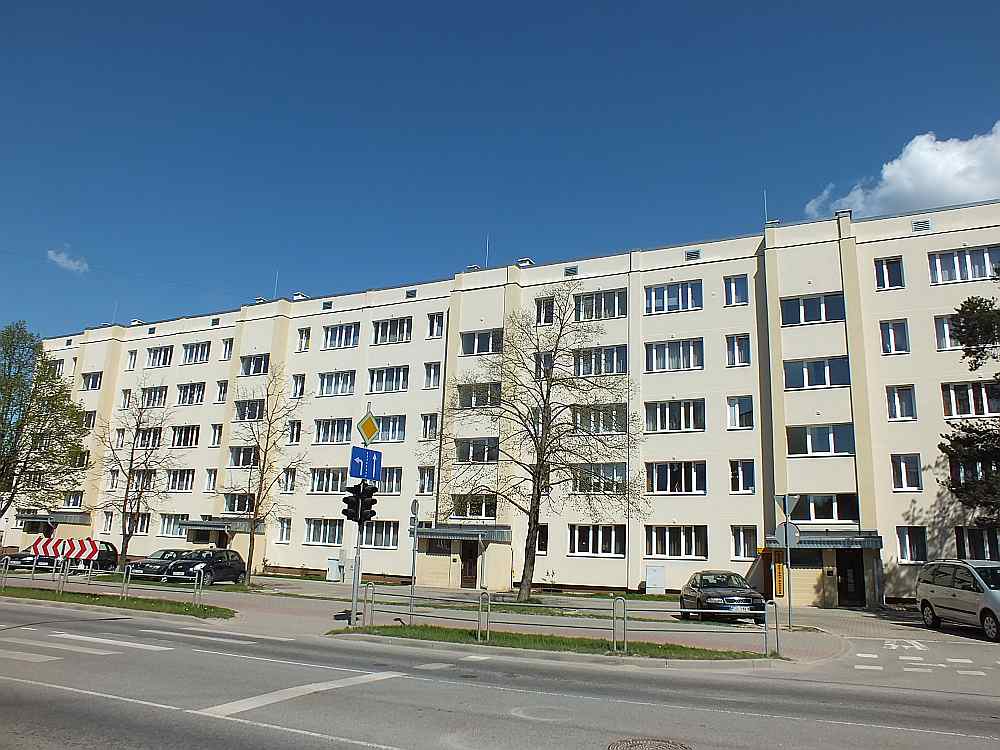 Valmieras Stacijas ielas 13. nams pēc renovācijas.