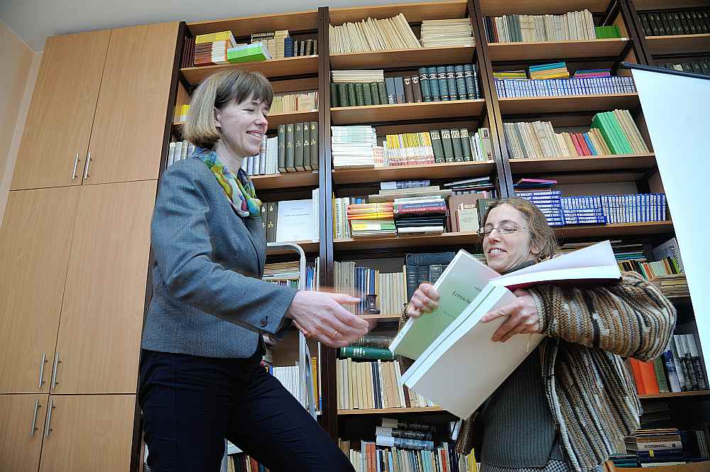 Elektroniskās “Latviešu valodas vēsturiskās vārdnīcas” radīšana ir vairāku gadu ilgs darbs, kam neredz gala. Krietnu ieguldījumu vārdu atlasē un skaidrošanā veikušas valodnieces Anta Trumpa (no kreisās) un Renāte Siliņa-Piņķe.