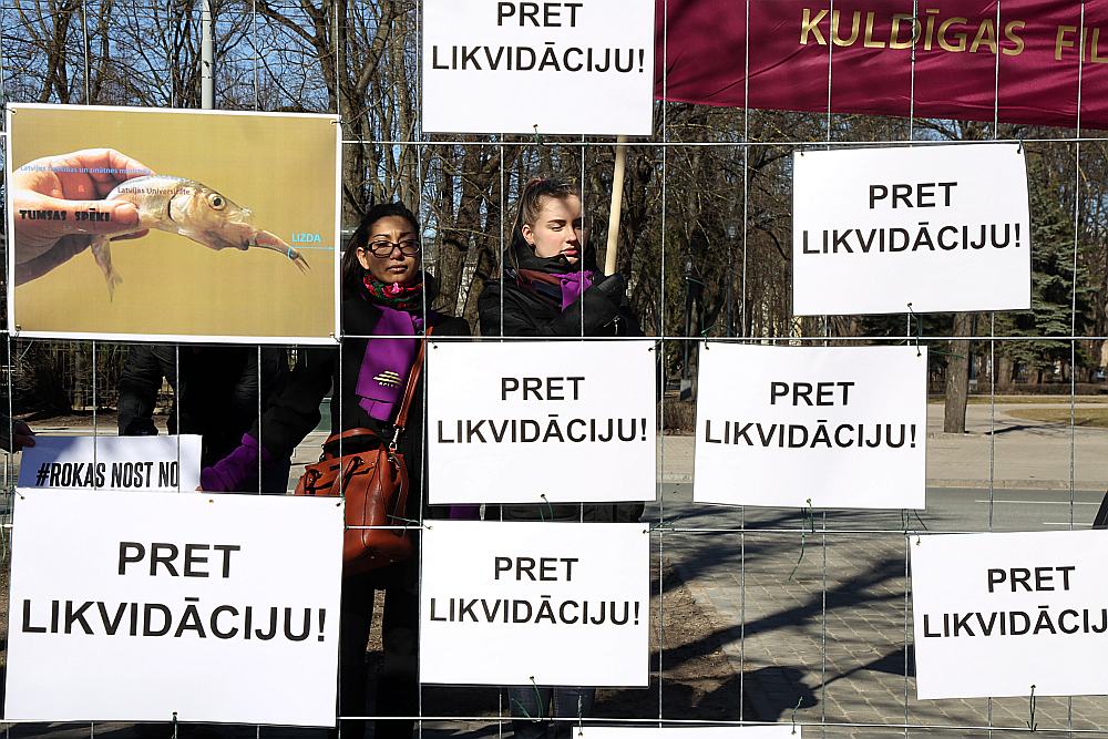 Arī vakar pie valdības ēkas notika protesta akcija pret Rīgas Pedagoģijas un izglītības vadības akadēmijas likvidēšanu. Šāda veida protesti notiek regulāri, kopš gada sākuma.