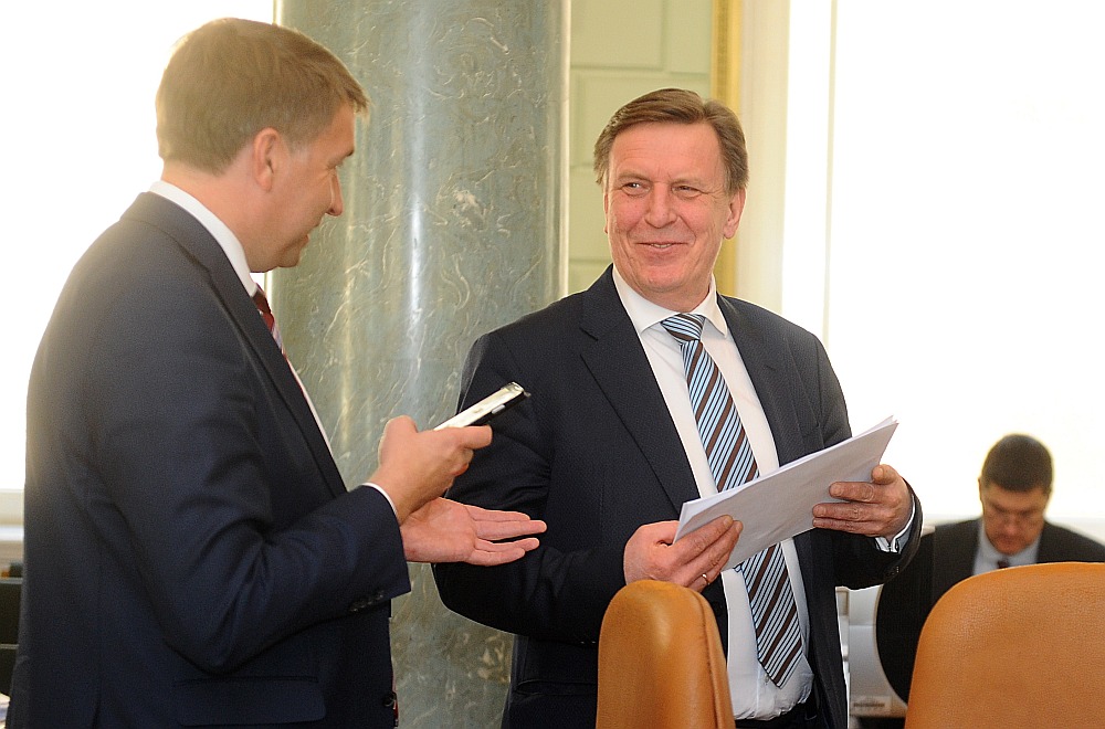 Satiksmes ministrs Uldis Augulis (no kreisās) ir viens no tiem, kas var paļauties uz premjera Māra Kučinska labvēlību jautājumā par finansējuma palielināšanu nozarei nākamajā gadā.
