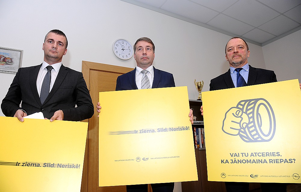 Rudenī VAS “Latvijas valsts ceļi” valdes priekšsēdētājs Jānis Lange (no kreisās), satiksmes ministrs Uldis Augulis un AS “Latvijas autoceļu uzturētājs” valdes priekšsēdētājs Vladimirs Kononovs pamācīja autovadītājus, kā jābrauc ziemā. Tagad autovadītāji māca viņus, ka ceļi jāuztur arī pavasarī, it īpaši tas attiecas uz grants brauktuvēm.