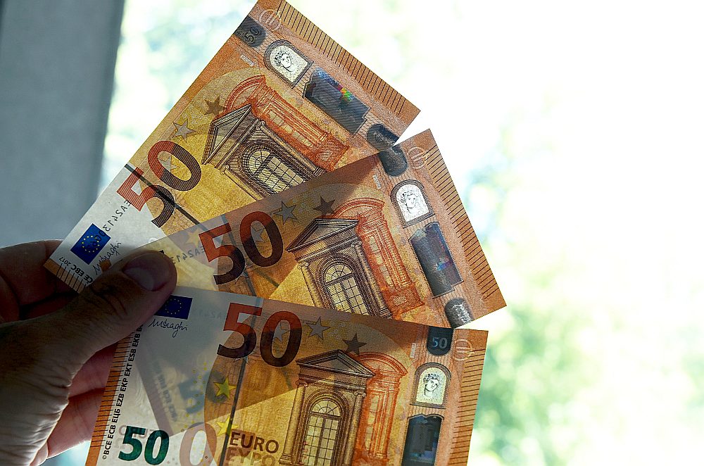 Pret gaismu 50 eiro banknotēm saskatāms grieķu mitoloģijas tēla “Eiropa” portrets, tāpēc pakāpeniski tās iedēvētas par Eiropas sērijas banknotēm.