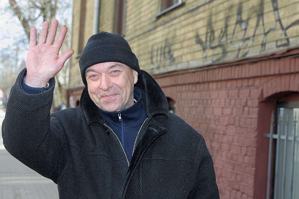 “Es varu noskriet krosu. Izskatos varbūt es vecs, bet tā nejūtos. Man šogad paliks 50 gadi,” stāsta Aigars, kurš jau trīs gadus dzīvo bezpajumtnieka dzīvi.
