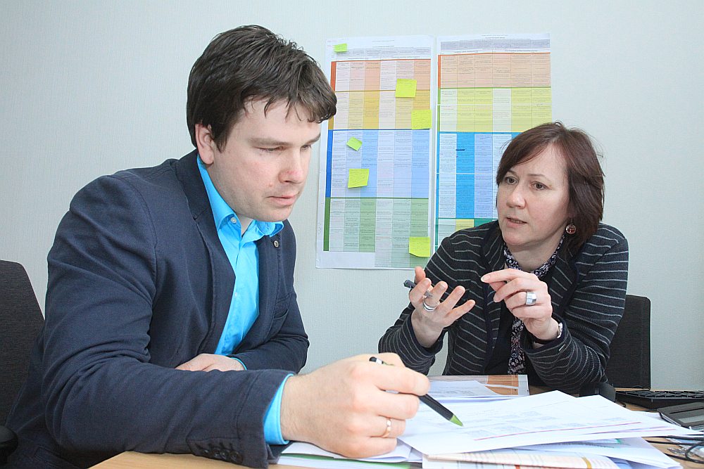 Vecākais eksperts Pāvels Pestovs un eksperte Sanita Lazdiņa spriež, kā lasītprasmes apguvi veiksmīgāk ievīt visos mācību priekšmetos.