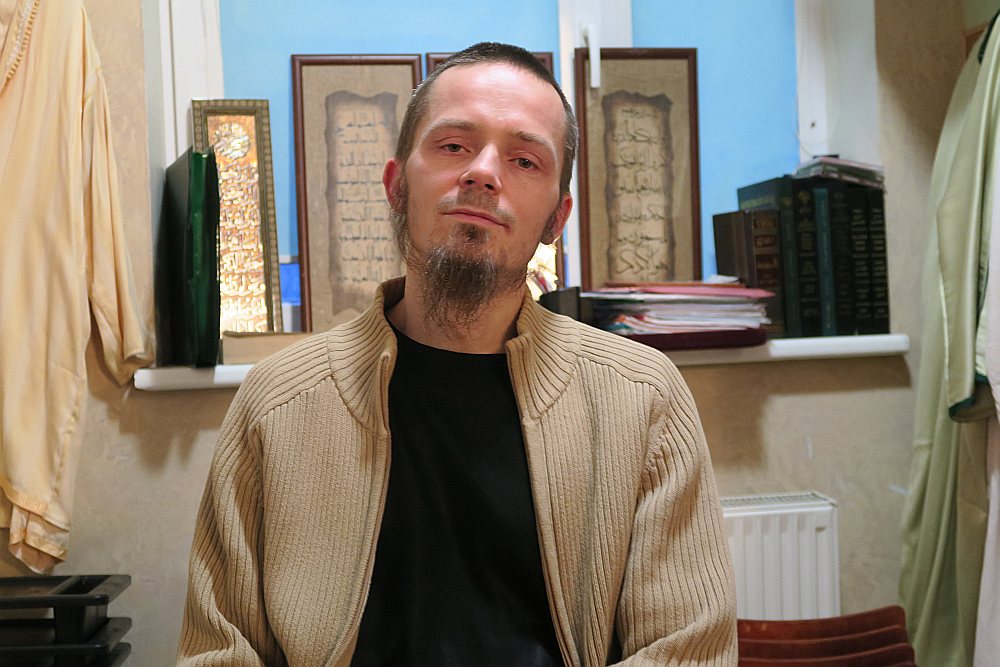 Latvijas Islāma kultūras centra vadītājs Hamza Jānis Luciņš uzsver, ka Latvijas islāma kopiena norobežojas no ekstrēmisma, un atgādina, ka šādas izpausmes esot pretrunā islāmam un pravieša Muhameda piemēram.