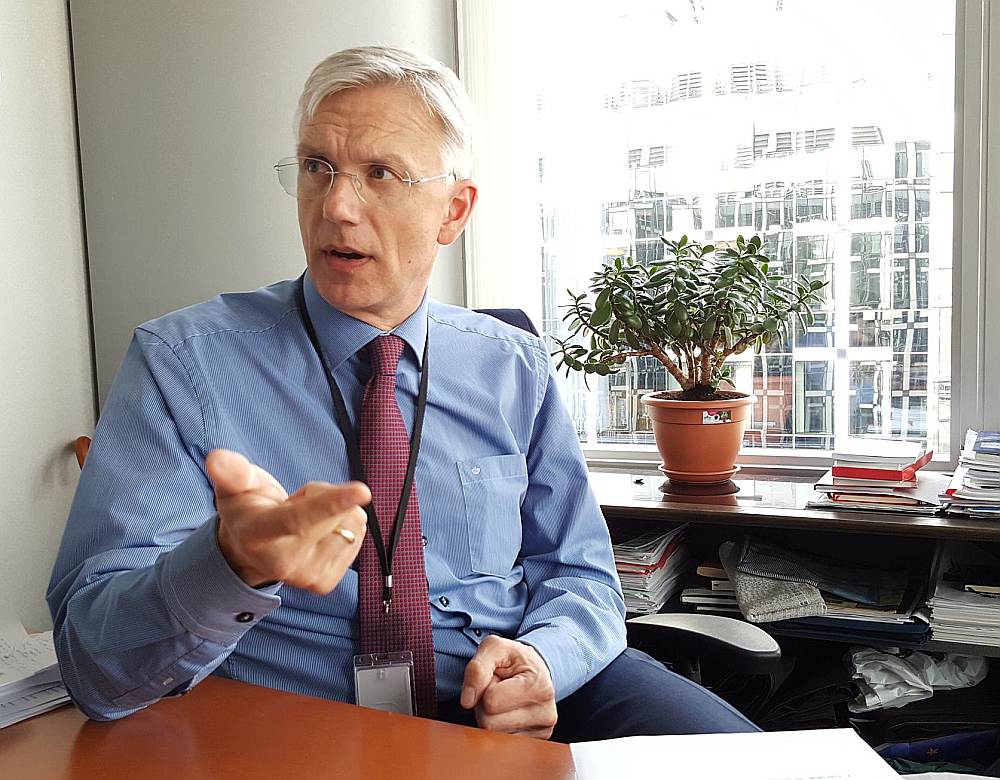 Krišjānis Kariņš: “Mans viedoklis – Latvijā OIK izveidoja, lai konkrēti cilvēki nopelnītu naudu, aizbildinoties ar Eiropas klimata politiku. Pamatdoma ir veidot shēmas, lai liktu sabiedrības vairākumam maksāt – mēs turpinām dzīvot ar šīs domāšanas nastu.”