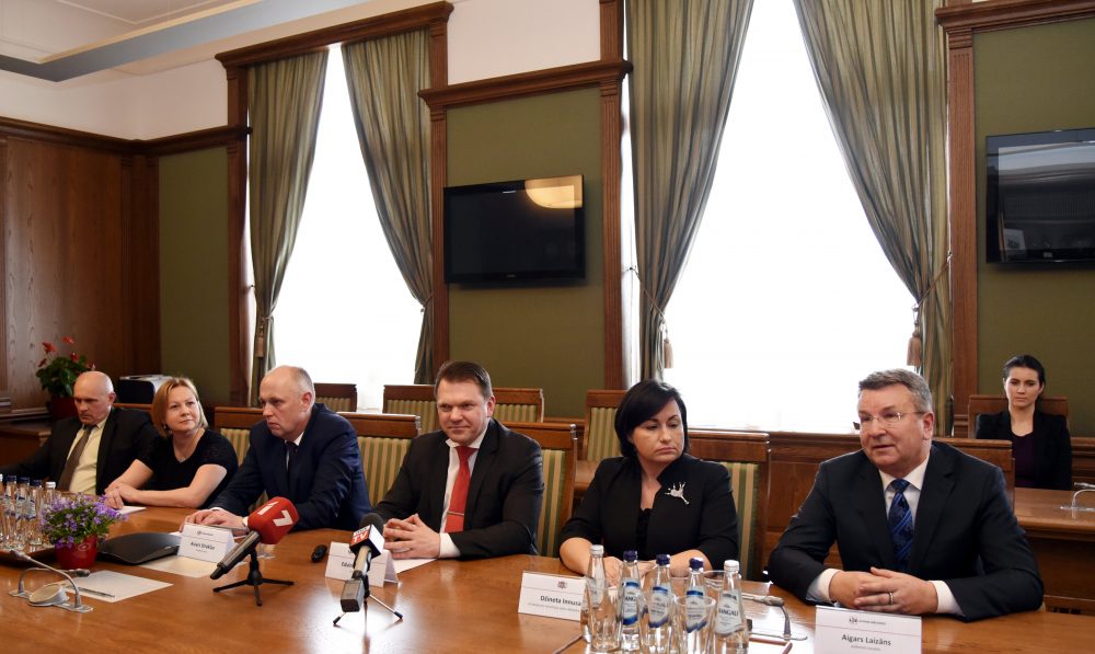 VAS ” Latvijas dzelceļš” padomes loceklis Aigars Laizāns (no labās), Satiksmes ministrijas Valsts sekretāra vietniece Džineta Innusa, LDz prezidents Edvīns Bērziņš, viceprezidents Aivars Strakšas, auditorkompānijas ” PricewaterhouseCoopers” pārstāve Ilanda Lejiņa un viceprezidents Ēriks Šmuksts piedalās preses konferencē saistībā ar LDz ilgtspējas pārskatu.