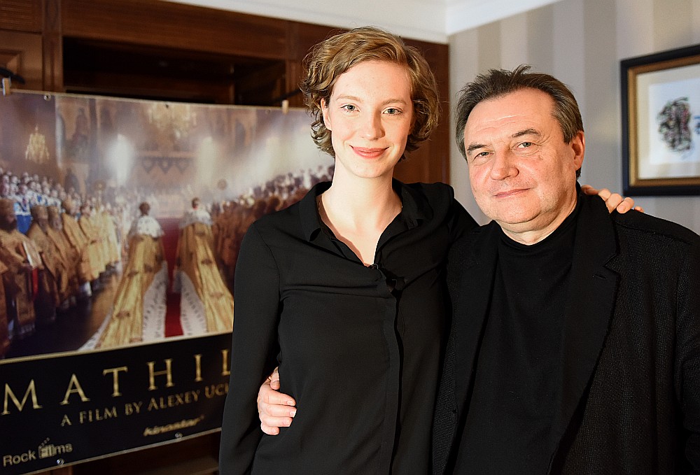 Luīze Volframa – galvenās lomas – balerīnas Matildes Kšesiņskas – lomas atveidotāja filmā “Matilde” kopā ar režisoru Alekseju Učiteļu šā gada Berlinālē.