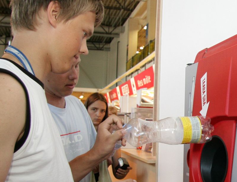 Depozīta sistēma ieviesta daudzās Eiropas valstīs, tostarp mūsu kaimiņvalstīs. Attēlā: jaunieši Igaunijā nodod plastmasas pudeles – par vienu tukšo taru var saņemt pat 10 centus.