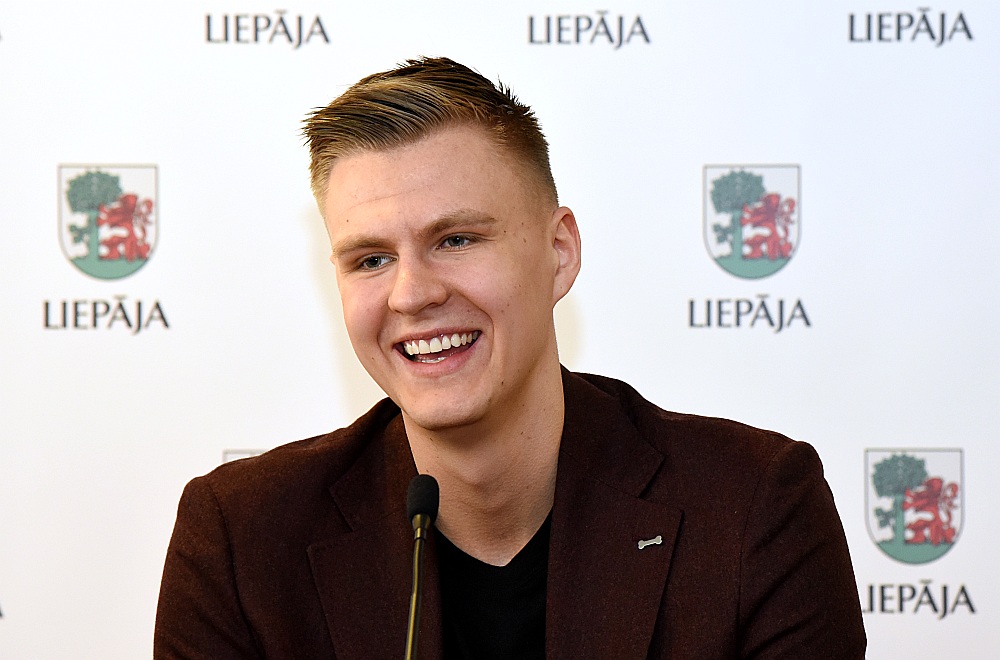 Kristaps Porziņģis jūt nogurumu pēc ilgās sezonas NBA, taču vakar Liepājā centās to slēpt.