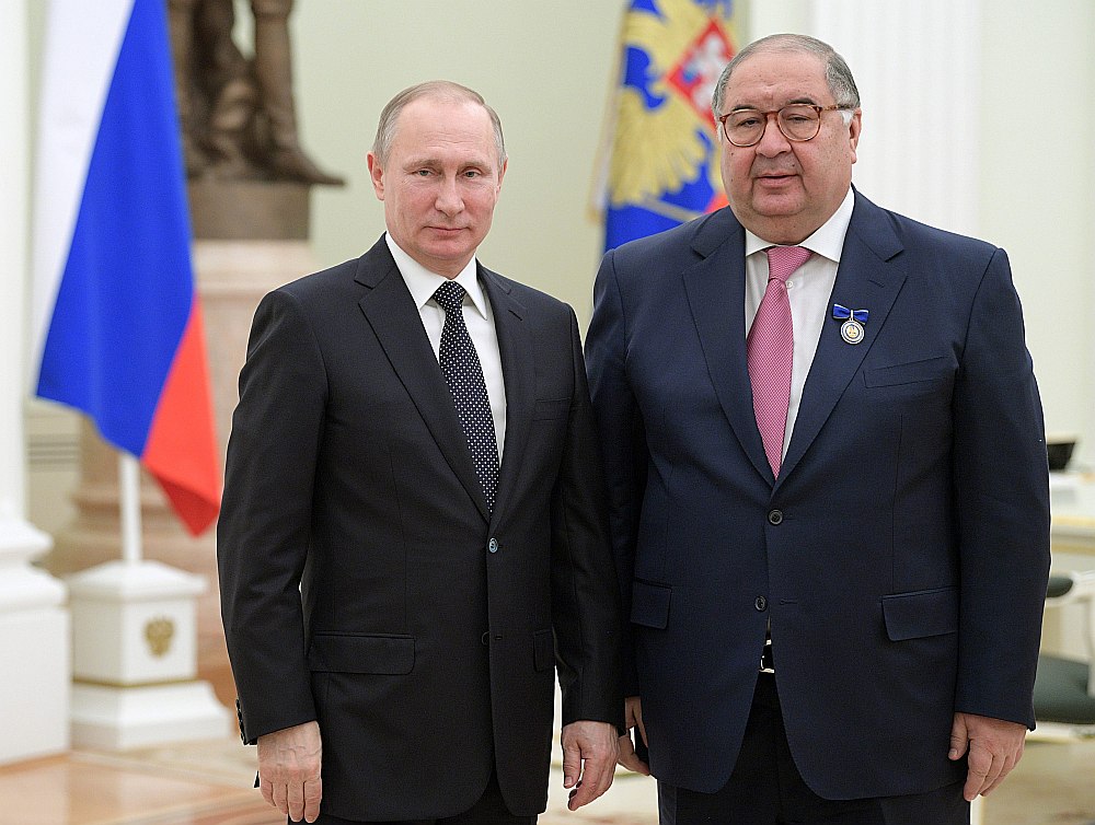 Krievijas prezidents Vladimirs Putins (no kreisās) apbalvojis Ališeru Usmanovu par aktivitātēm labdarības jomā.