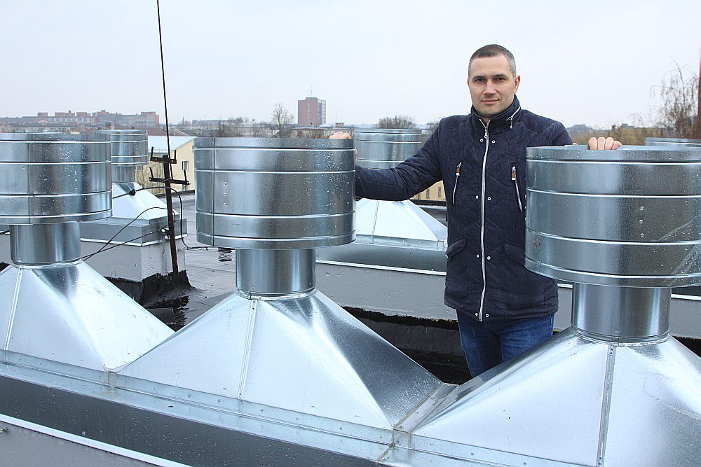 Jelgavas Nekustamā īpašuma pārvaldes tehniskais direktors Oļegs Kukuts demonstrē modernos ventilācijas risnājumus.