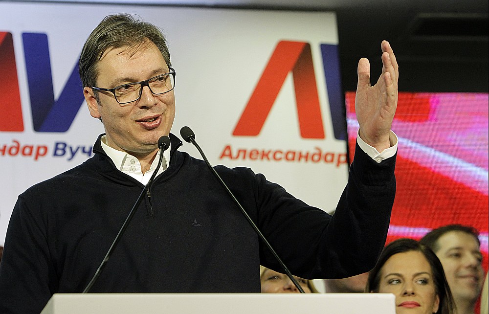 Aleksandrs Vučičs Belgradā uzrunā savus atbalstītājus pēc uzvaras svētdien notikušajās prezidenta vēlēšanās.