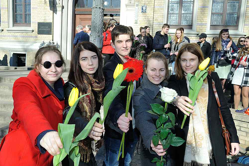 Lai piedalītos zibakcijā, pie Latvijas Universitātes centrālās ēkas ieradušies šīs augstskolas studenti, Vītolu fonda stipendiāti: Bioloģijas fakultātes studentes Anna Marija Knoka no Pilsrundāles (no kreisās) un Elīna Moroza no Straupes, Fizikas un matemātikas fakultātes students jēkabpilietis EdijsKauranens, Bioloģijas fakultātes studente Zaiga Landorfa no Vilces, Vēstures un filozofijas fakultātes studente valmieriete Katrīna Anna Tupuriņa.