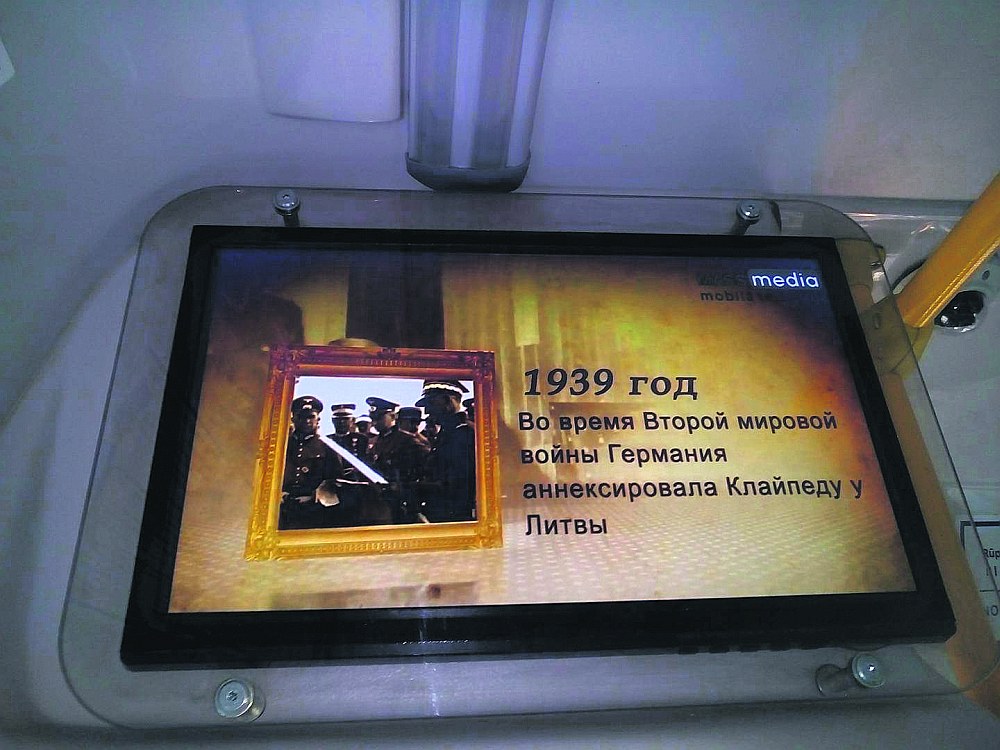 Šā gada 22. martā mikroautobusu informatīvajos ekrānos latviešu un krievu valodā tika publicēts šāds “fakts” – “1939. gada 22. martā Otrajā pasaules karā Vācija atņem Lietuvai Klaipēdu”, kaut gan oficiāli par Otrā pasaules kara sākumu tiek uzskatīts 1939. gada 1. septembris, kad nacistiskā Vācija, sekojot 23. augustā noslēgtajam Molotova–Ribentropa paktam, iebruka Polijā.