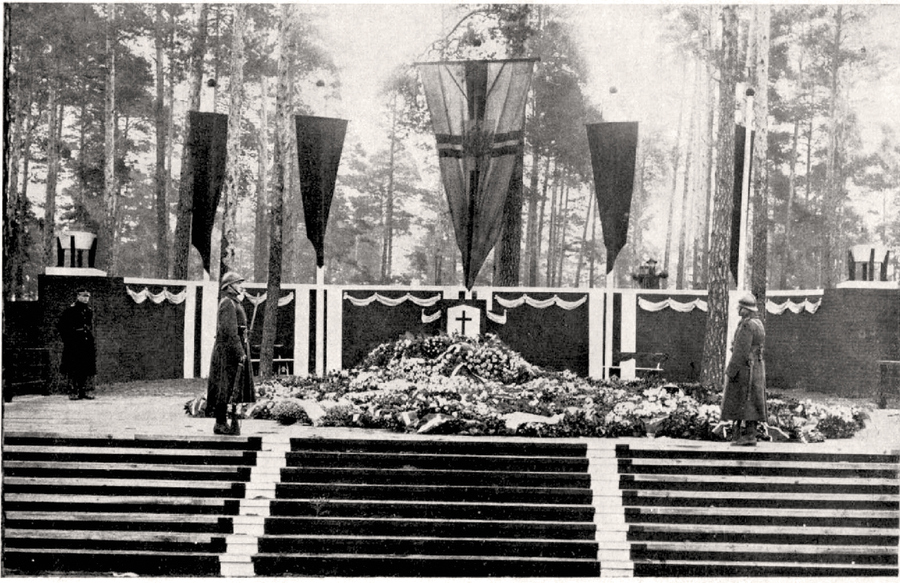 Jāņa Čakstes kapa sākotnējais izskats drīz pēc bērēm 1927. gada marta beigās. Tobrīd šis Meža kapu stūris skaitījās kluss un nomaļš.