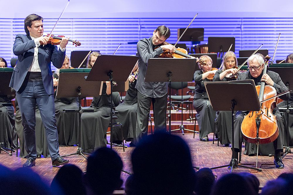 24. marta koncertā “Tutti i virtuosi” uz skatuves kāpa vienlaikus trīs stīgu instrumentu lielmeistari – vijolnieks Sergejs Dogadins (no kreisās), altists Maksims Risanovs un čellists Dāvids Gerings.