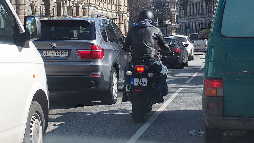Motocikls starp auto joslām – atļauts manevrs, kas tomēr prasa papildu piesardzību.