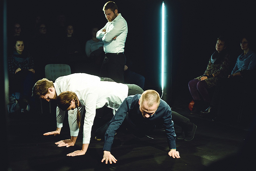 Skats no izrādes jeb, kā rakstīts pieteikumā, atmiņu monologa četriem aktieriem “Būt nacionālistam”, kas iestudēta “Dirty Deal Teatro”.