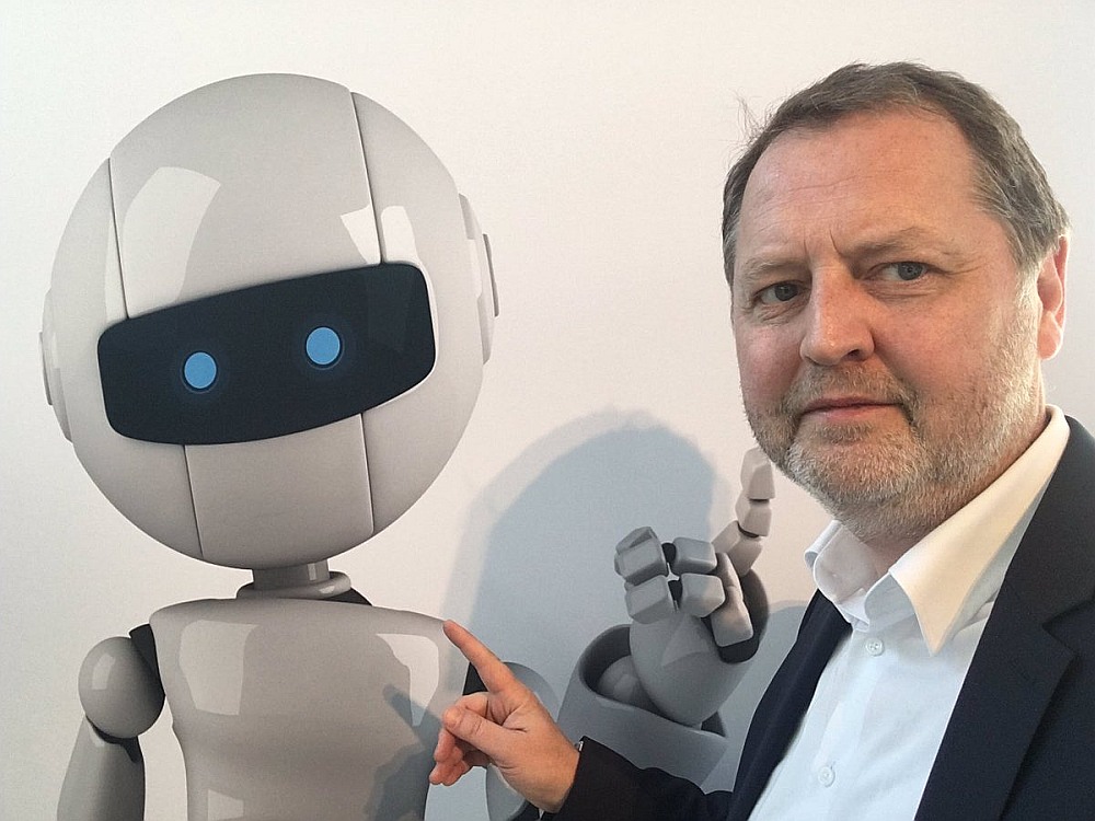Zaims Alkans, lielīdams savus digitālos tekstražus, vienlaikus mierina žurnālistus: darbu viņiem roboti neatņemšot.