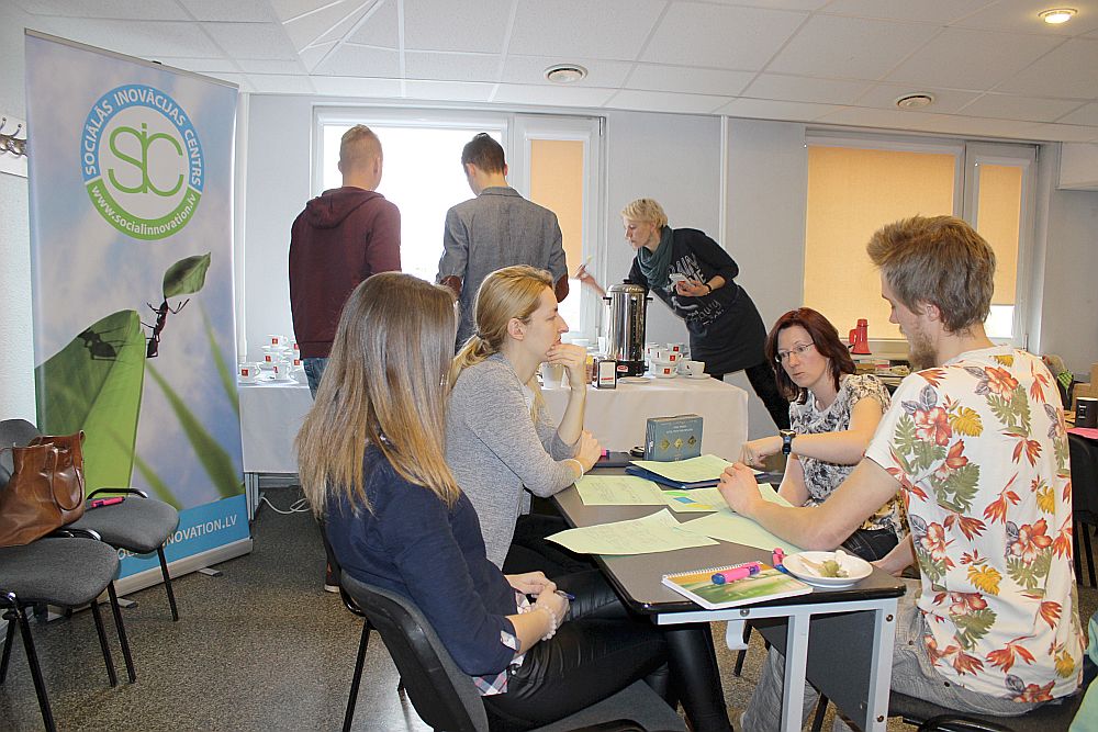 Divu dienu projektā jauniešiem bija iespēja ieklausīties padomdevējos un saprast, kas viņu idejās jāuzlabo un kā to labāk pasniegt žūrijai un investoriem nākotnē.