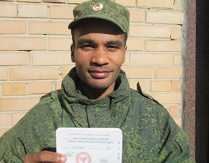 Nacionālboļševiks Beness Aijo sociālajos tīklos plātās ar jauniegūto Doņeckas “tautas republikas pasi”.