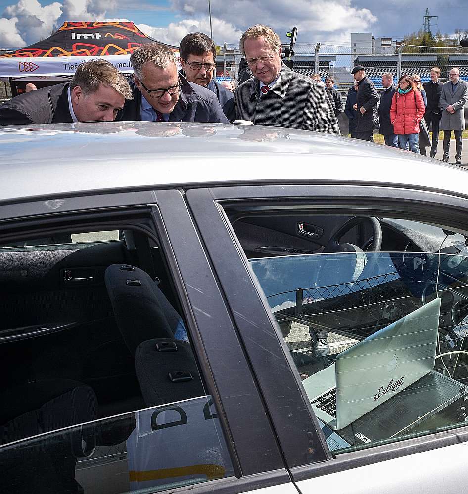 Uldis Augulis, Arvils Ašeradens, Andris Lukstiņš un Juris Binde pie bezpilota auto.
