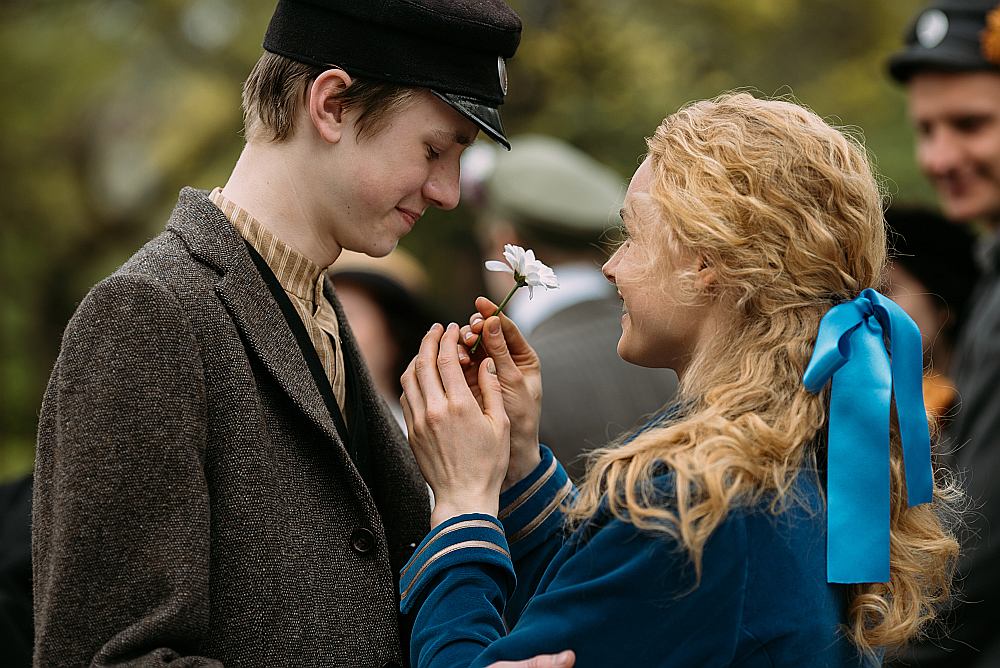 Filmas “Dvēseļu putenis” galveno varoni Artūru Vanagu spēlēs piecpadsmitgadīgais Oto Brantevics, viņa mīļoto meiteni Mirdzu – aktrise Ieva Florence. Rīgas Latviešu biedrības namā jau uzfilmētas skolas balles ainas.
