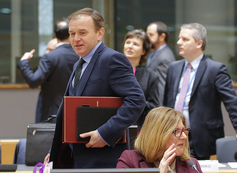 Apvienotās Karalistes zemkopības ministrs Džordžs Justiss plāno apcirpt dāsnos maksājumus lielajiem zemes īpašniekiem, kuri ir galvenie ieguvēji no subsīdijām, tāpēc sistēma ir jāmaina.